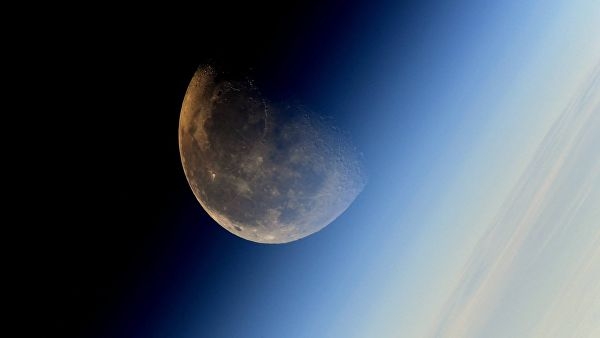 <br />
США изменят орбиту луны<br />
