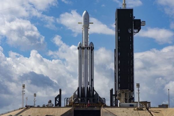 SpaceX впервые приземляет все три тяжелых ускорителя Falcon