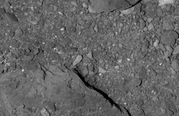 <br />
OSIRIS-REx прислал новые снимки поверхности Бенну<br />
