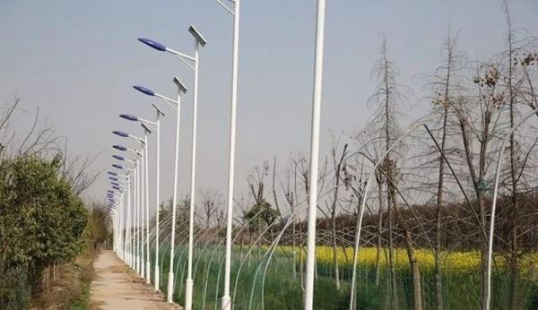 В Китае огромное количество фонарей установили у деревенской дороги чтобы обхитрить чиновников