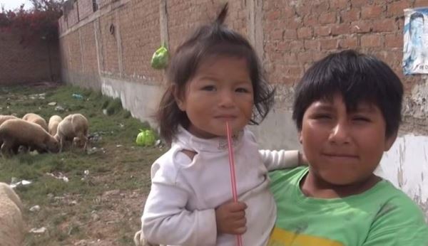 Видео с перуанским мальчиком, делающим уроки под уличным фонарем, растрогало Сеть