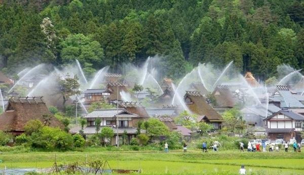 Уникальная противопожарная система превратила японскую деревню в один большой фонтан