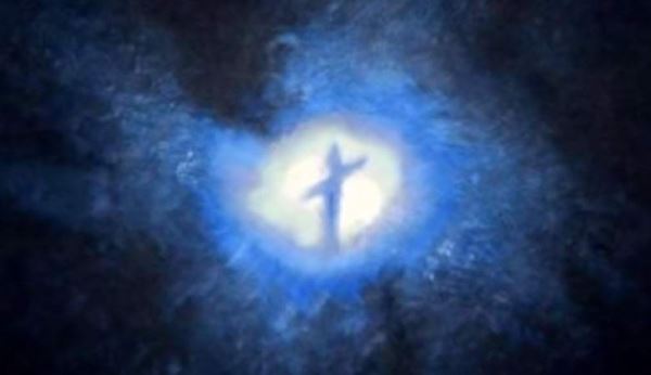 Сфотографирован «крест» или «гуманоидный силуэт» в центре далекой галактики
