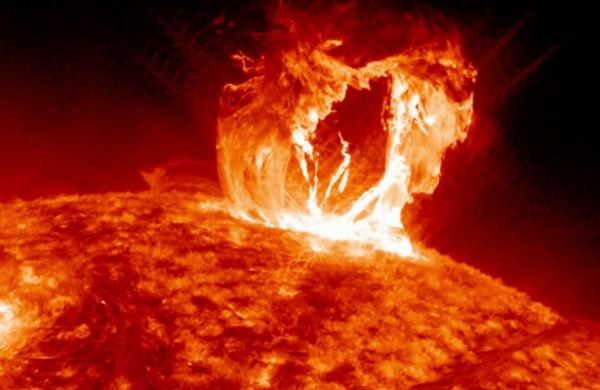 <br />
Почему корона Солнца горячее поверхности: дождь из плазмы<br />
