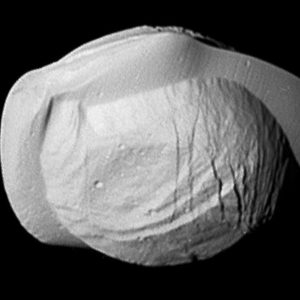 Вещество колец Сатурна «покрасило» его спутники
