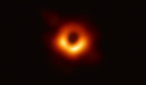 Опубликовано первое изображение «тени» сверхмассивной черной дыры