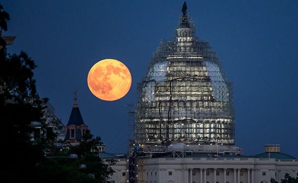<br />
В США заявили о своих исключительных правах на Луну<br />
